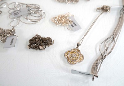 Lot 877 - A quantity of modern silver jewellery...