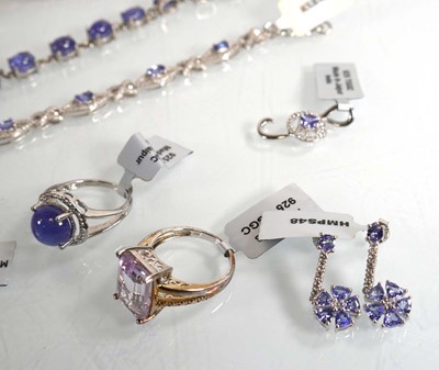 Lot 878 - A quantity of modern silver jewellery...