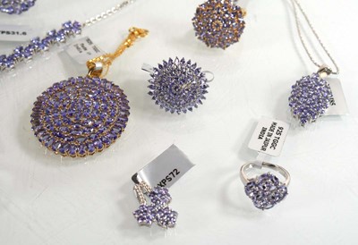 Lot 880 - A quantity of modern silver jewellery...