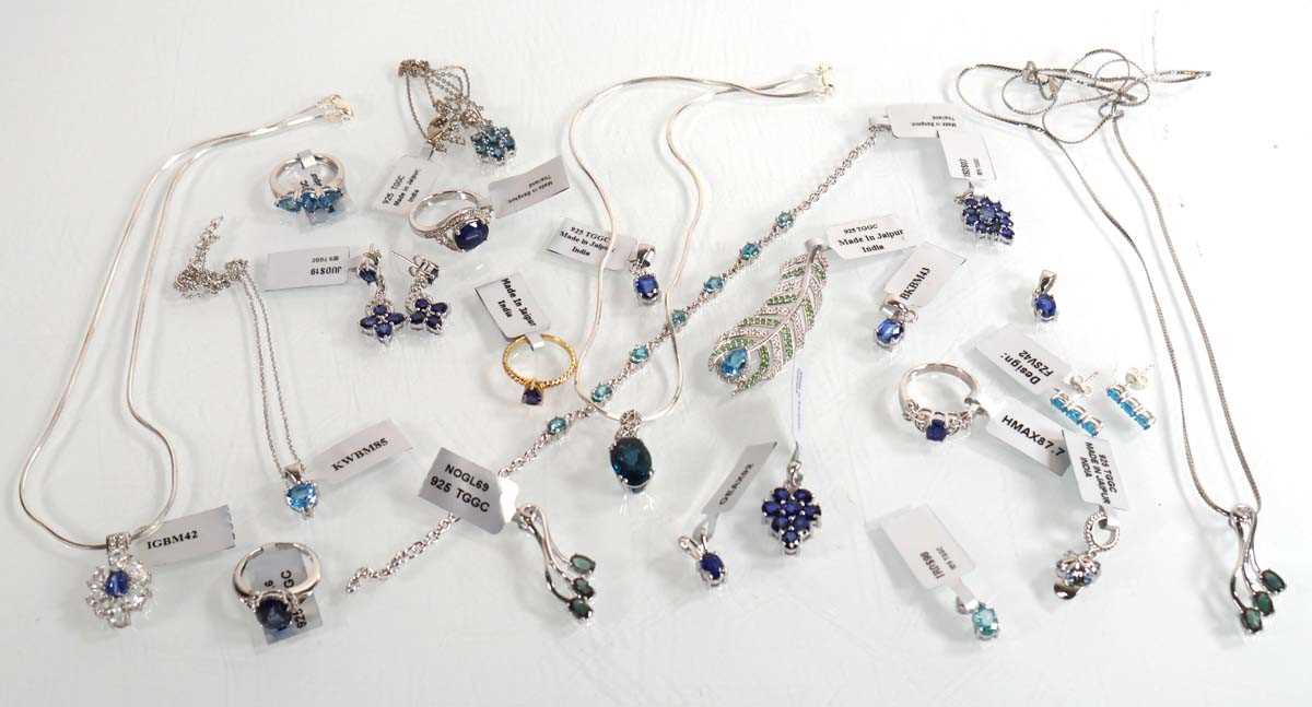 Lot 881 - A quantity of modern silver jewellery...