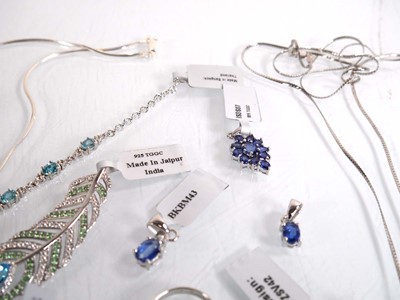 Lot 881 - A quantity of modern silver jewellery...