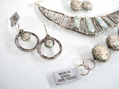 Lot 884 - A quantity of modern silver jewellery...