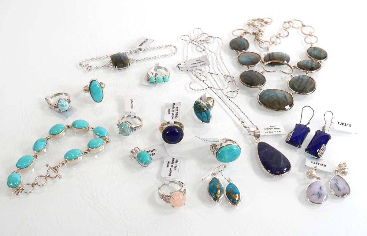 Lot 886 - A quantity of modern silver jewellery...