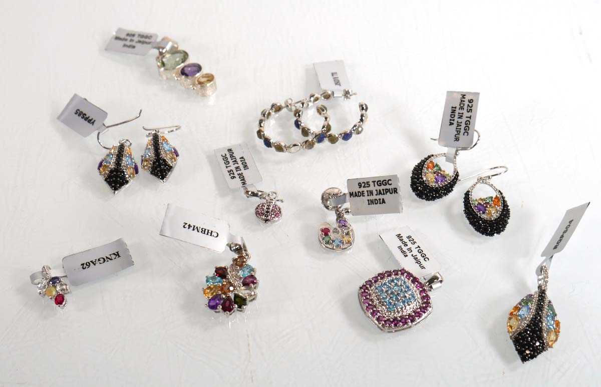 Lot 885 - A quantity of modern silver jewellery...