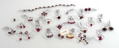 Lot 889 - A quantity of modern silver jewellery...