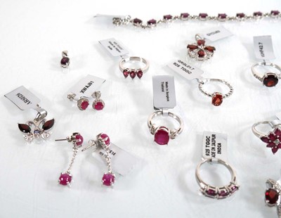 Lot 889 - A quantity of modern silver jewellery...