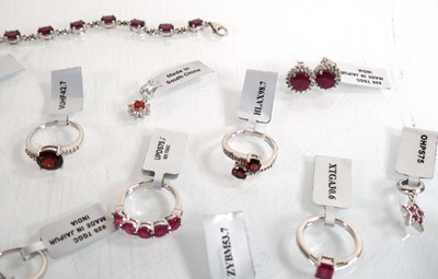 Lot 889 - A quantity of modern silver jewellery...