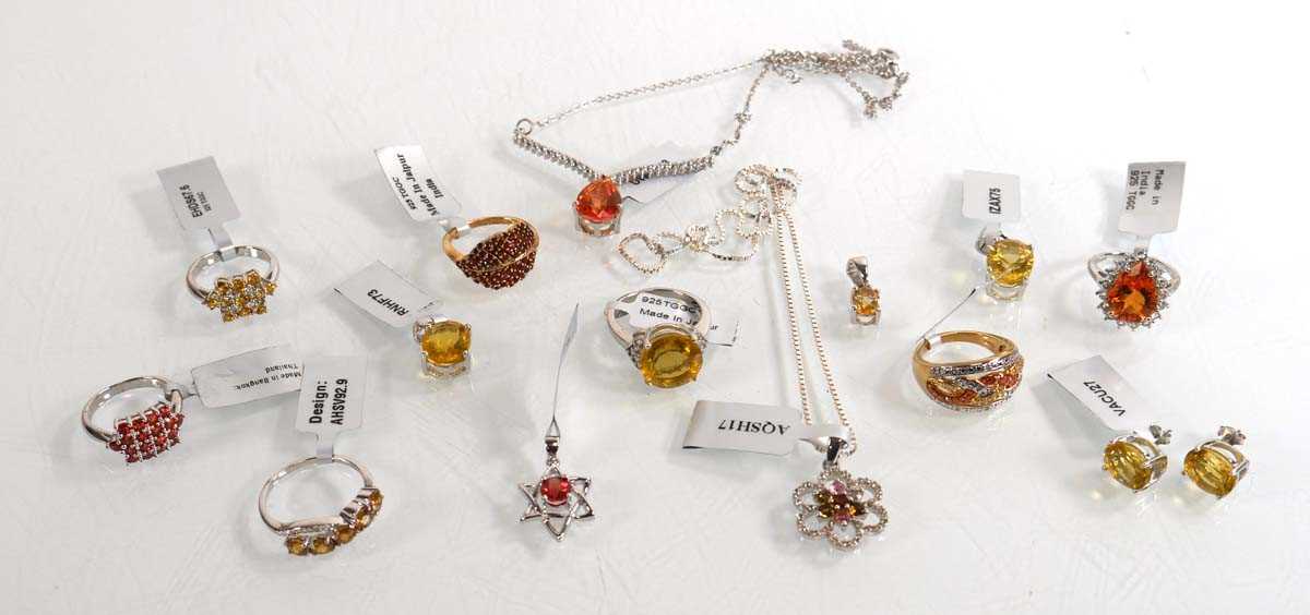 Lot 890 - A quantity of modern silver jewellery...