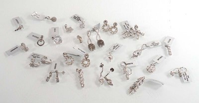 Lot 896 - A quantity of modern silver jewellery...