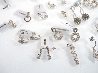 Lot 896 - A quantity of modern silver jewellery...