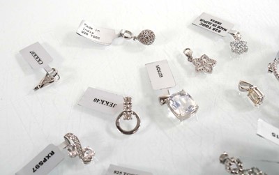 Lot 896 - A quantity of modern silver jewellery...