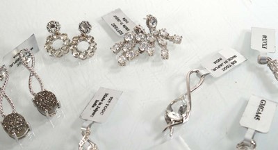 Lot 896 - A quantity of modern silver jewellery...