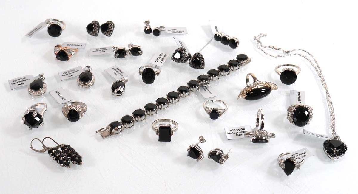 Lot 897 - A quantity of modern silver jewellery...