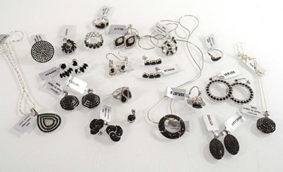 Lot 898 - A quantity of modern silver jewellery...