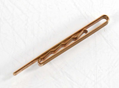 Lot 906 - A 9ct yellow gold engine turned tie clip,...