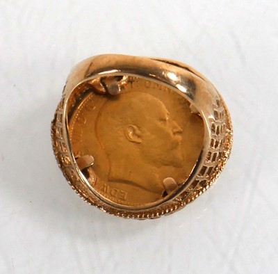 Lot 990 - A 9ct yellow gold ring set Edwardian sovereign...