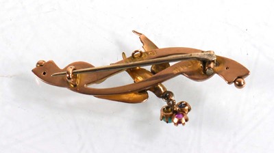 Lot 907 - An Edwardian 9ct yellow gold brooch in the...