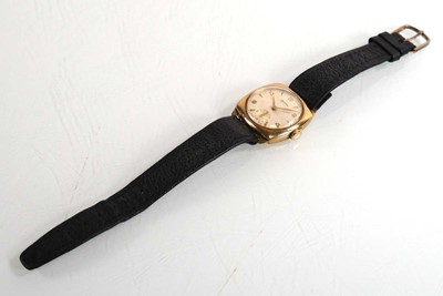 Lot 404 - A gentleman's 9ct yellow gold wristwatch by...