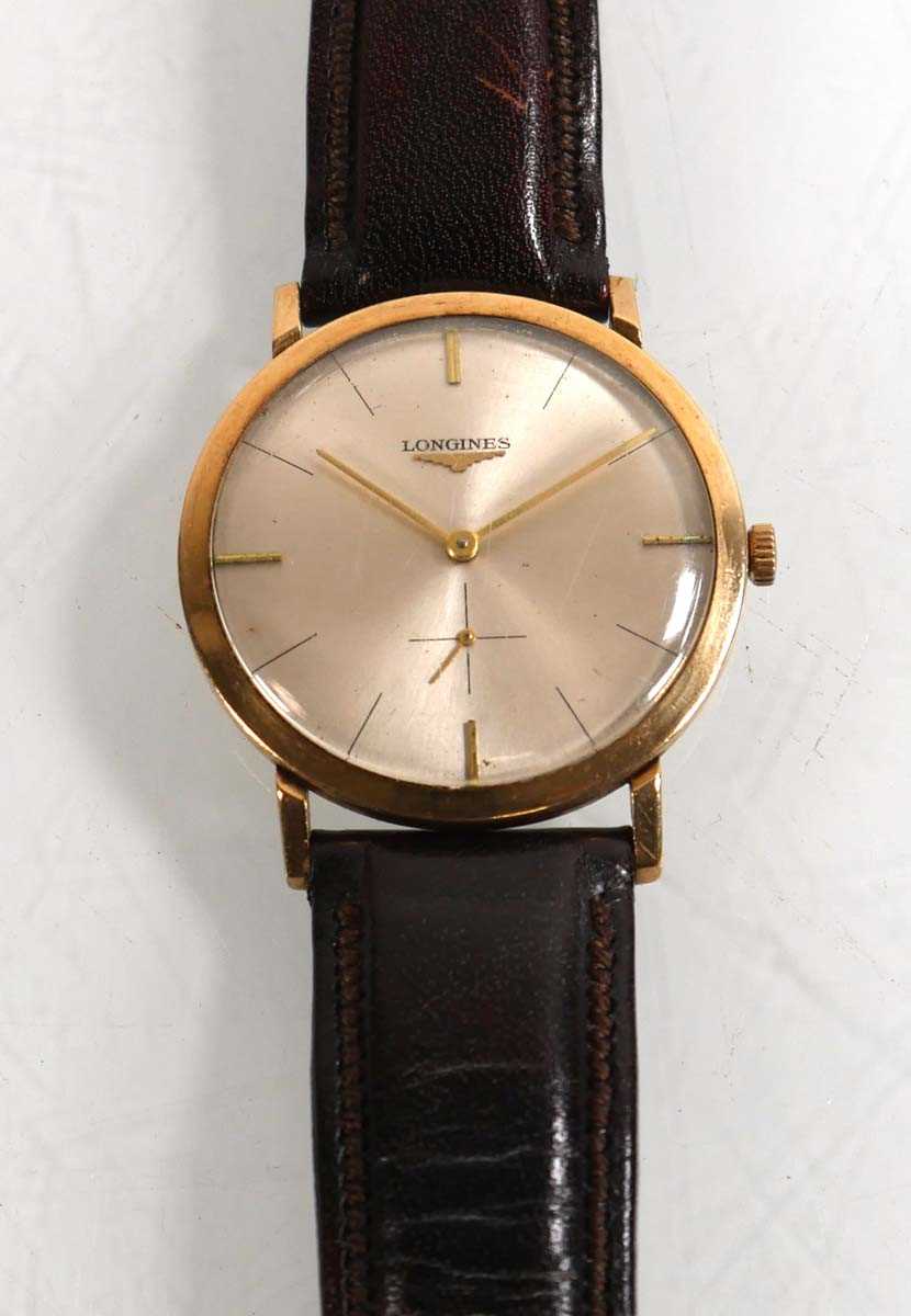 Lot 409 - A gentleman's 9ct yellow gold wristwatch by...