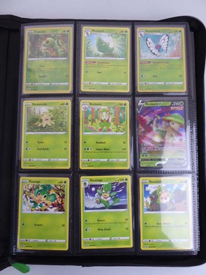 Lot Binder containing an assortment of Pokemon...