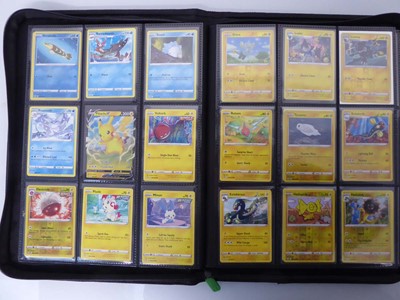 Lot Binder containing an assortment of Pokemon...