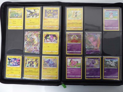 Lot Binder containing an assortment of Pokemon...