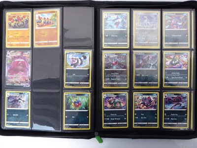 Lot Binder containing an assortment of Pokemon...