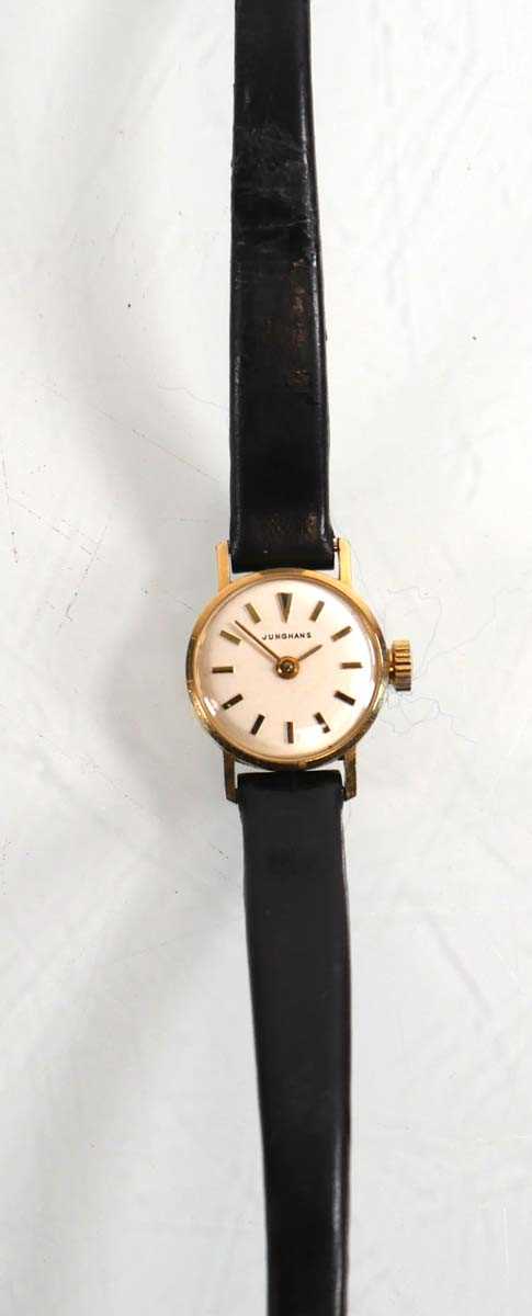 Lot 432 - A ladies 14ct yellow gold wristwatch by...