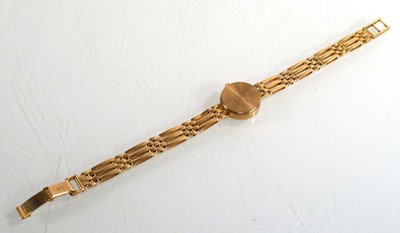 Lot 433 - A ladies 9ct yellow gold wristwatch by...