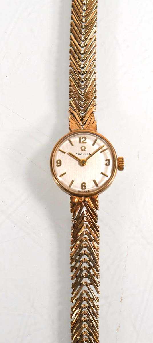 Lot 434 - A ladies 9ct yellow gold wristwatch by Omega,...