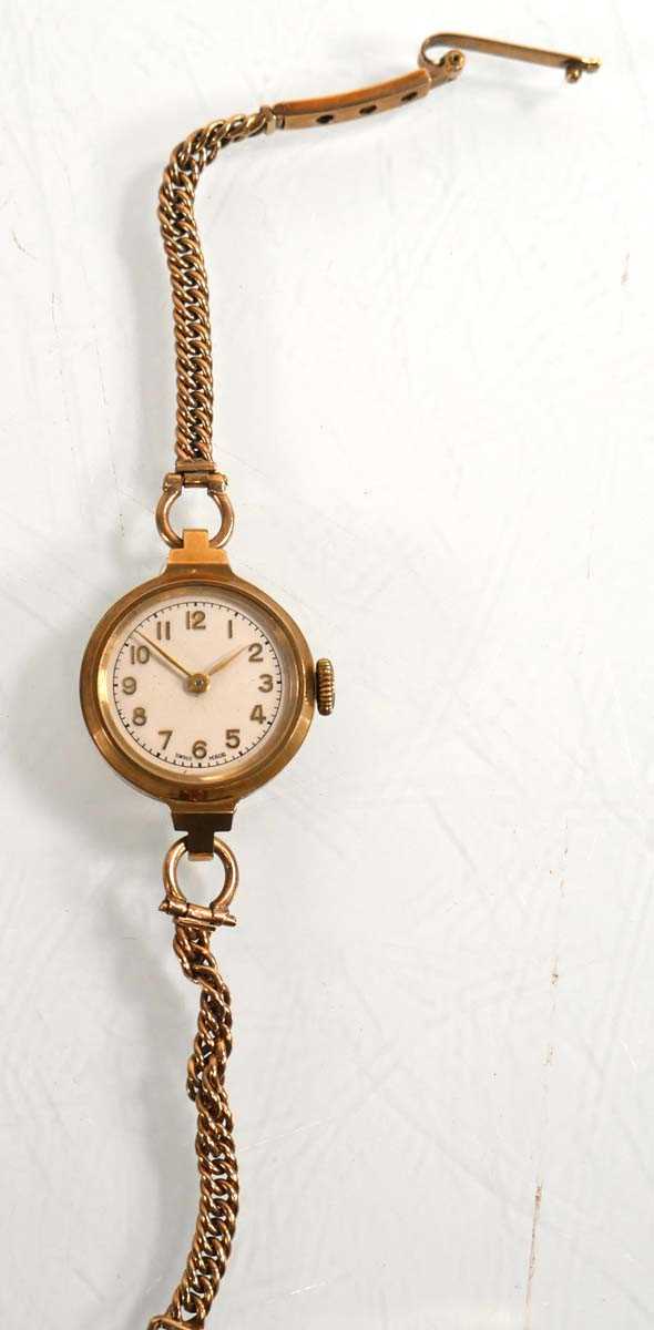 Lot 442 - A ladies 9ct yellow gold wristwatch, the...