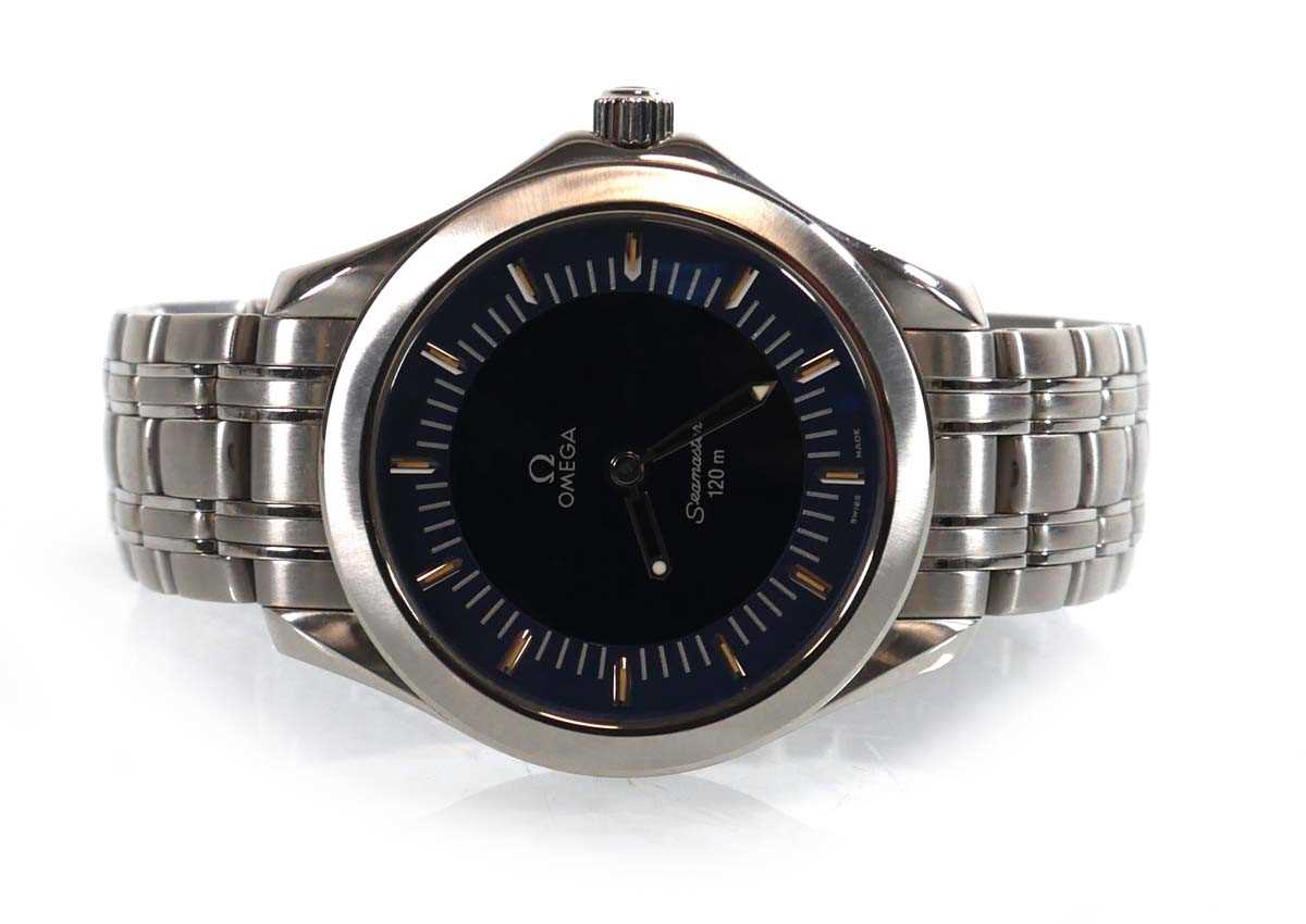 Lot 414 - A gentleman's stainless steel quartz Seamaster...