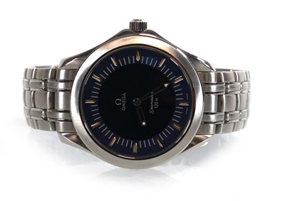 Lot A gentleman's stainless steel quartz Seamaster...