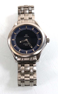 Lot 414 - A gentleman's stainless steel quartz Seamaster...