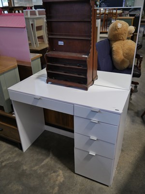 Lot 1085 - Modern white dressing unit with an arrangement...