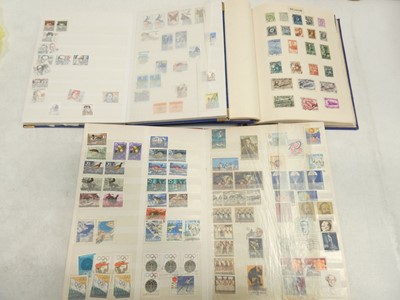 Lot 2166 - 3x albums containing various collectable world...