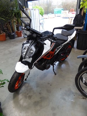 Lot 4054 - (EF18 WNX) 2018 KTM 390 Duke 18 motorcycle in...