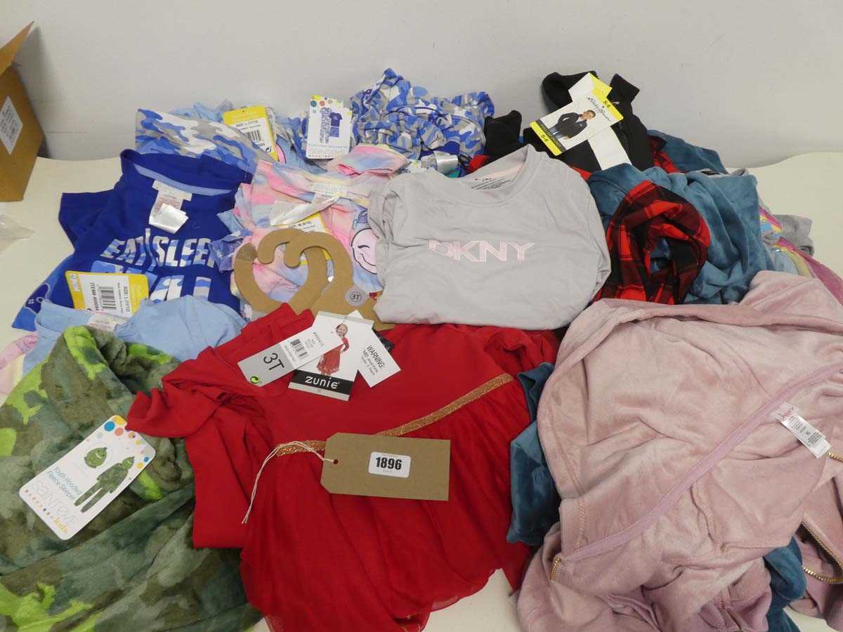 Lot Mixed lot of childrens clothing to include...