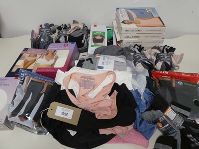 Lot Mixed lot of mens and womens underwear, socks,...