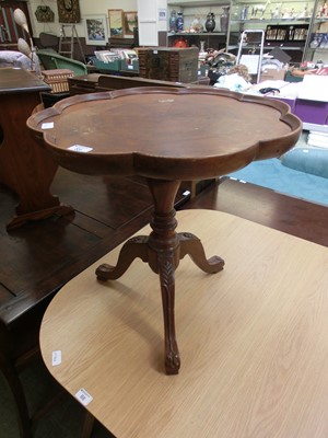 Lot 89 - A reproduction pedestal occasional table