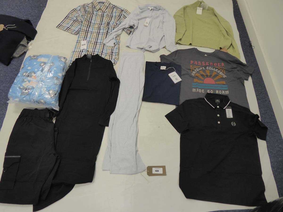 Lot 1640 - Selection of clothing to include Oodie,...