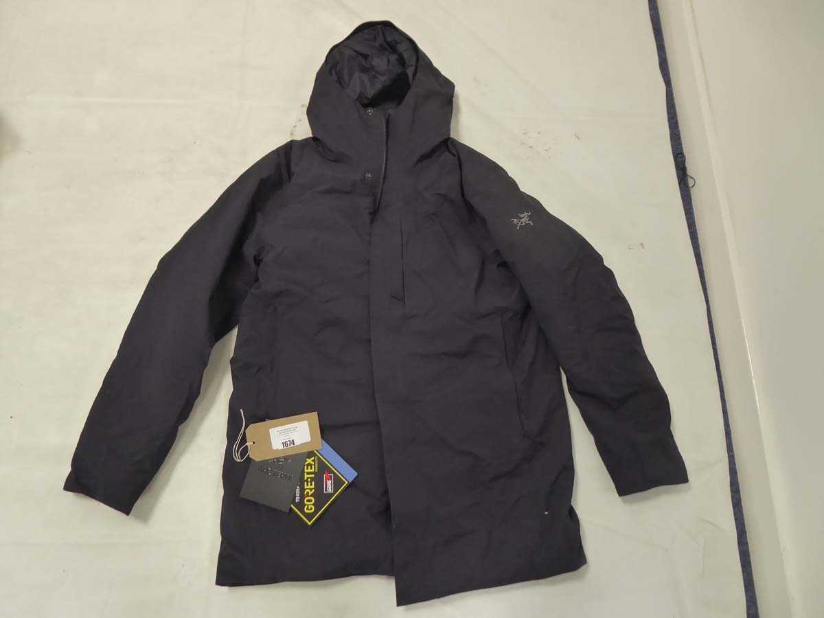 Lot 1674 - Arc'teryx therme parka in black size medium