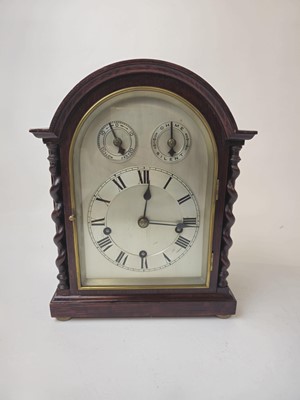 Lot 37 - A 20th century bracket or mantle clock, the...