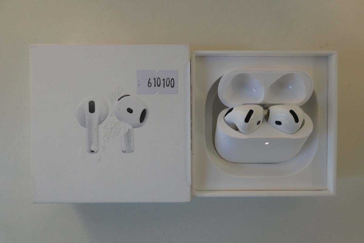 Lot Apple AirPods 4, boxed with charging case