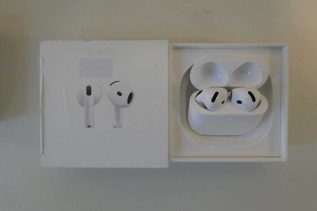 Lot Apple AirPods 4, boxed with charging case