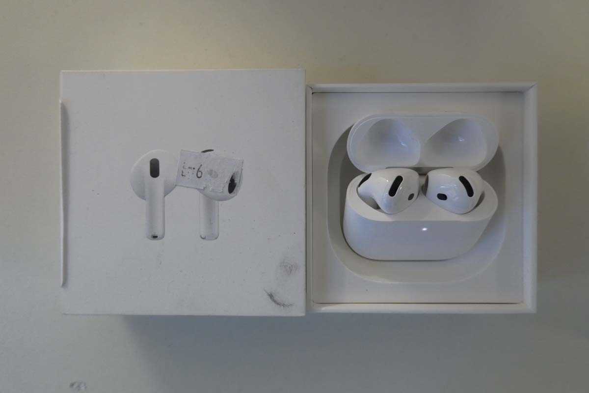 Lot Apple AirPods 4, boxed with charging case