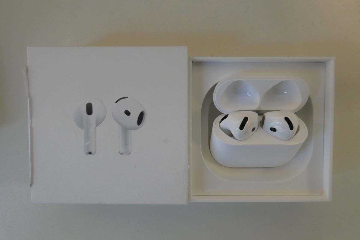 Lot Apple AirPods 4, boxed with charging case