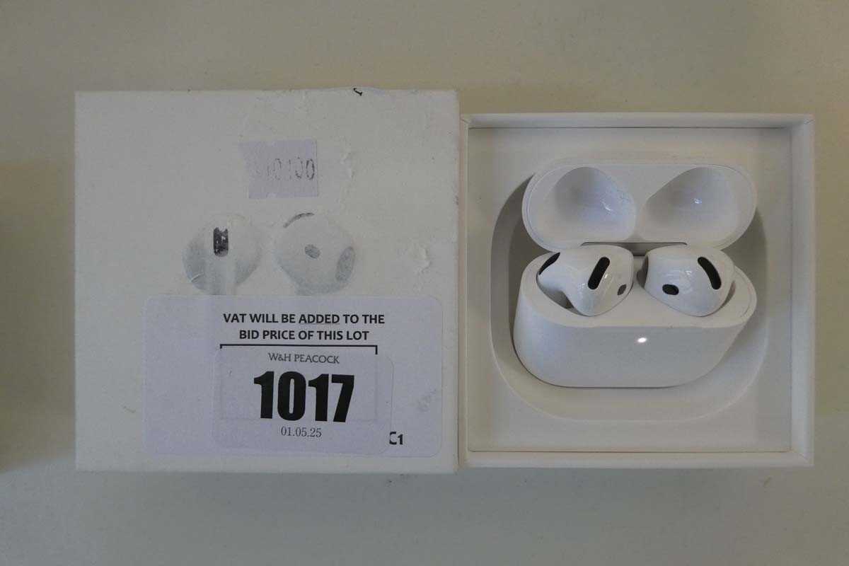 Lot Apple AirPods 4, boxed with charging case