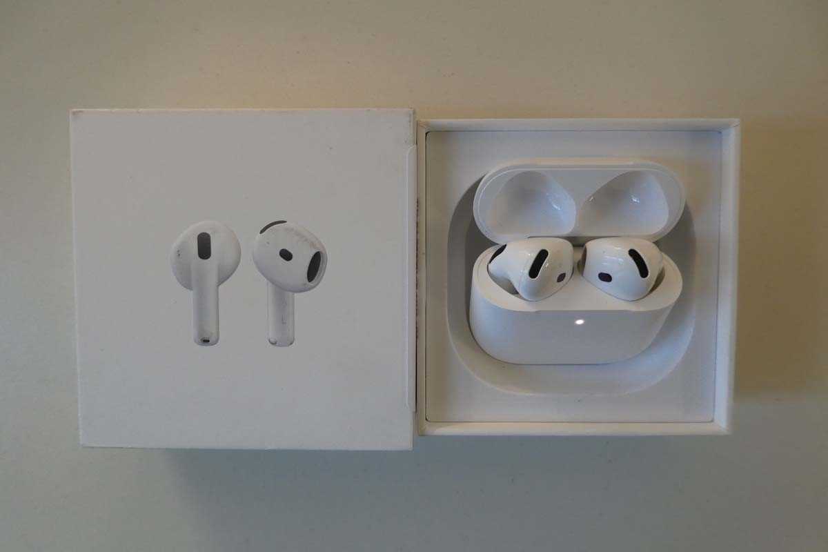 Lot Apple AirPods 4, boxed with charging case