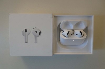 Lot Apple AirPods 4, boxed with charging case